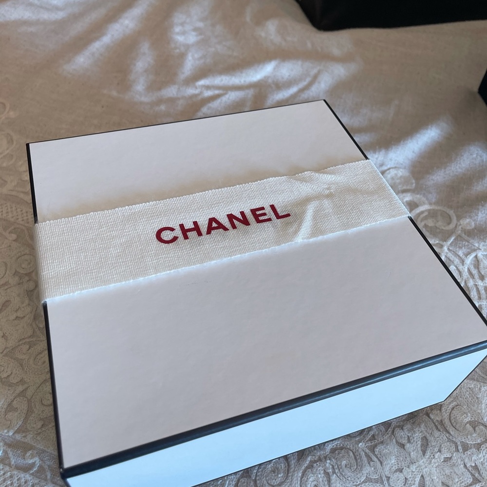 Chanel box - Picture 3 of 5